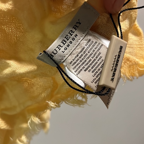 Beautiful Yellow Burberry London Scarf Unisex - Picture 3 of 3